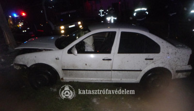 Kett&eacute;t&ouml;rt egy t&aacute;vk&ouml;zl&eacute;si oszlopot egy aut&oacute; H&aacute;romf&aacute;n