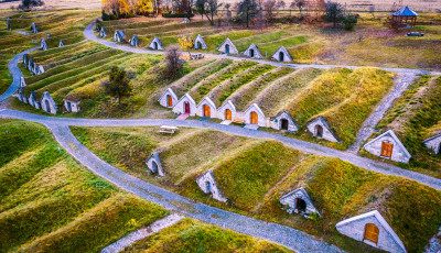 Nem kell K&ouml;z&eacute;pf&ouml;ld&eacute;re menni &ndash; Ilyen a hercegk&uacute;ti pincesor, avagy a magyar Hobbitfalva