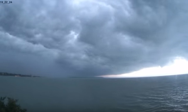 &Iacute;gy csap le egy brut&aacute;lis vihar a Balatonra - VIDE&Oacute;