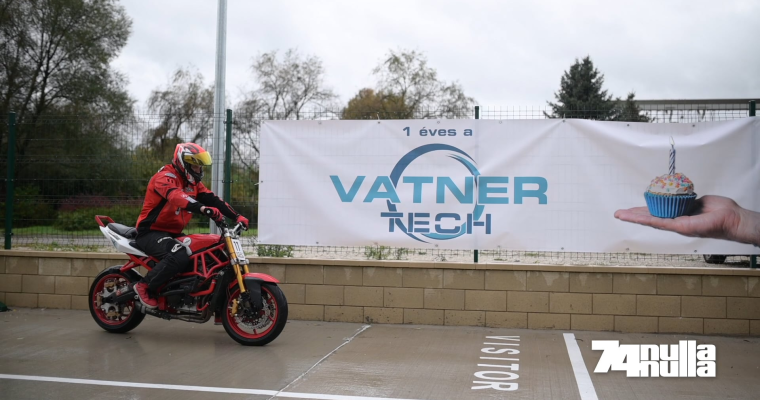 Szakadó esőben motorshow? Simán - Stunt rider show-al ünnepelte első születésnapját a Vatner Tech Kaposváron - VIDEÓ