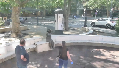 Ezt &iacute;gy hogy? Nagyon ben&eacute;zt&eacute;k a Noszlopy utc&aacute;t, az oszlop fogta meg az aut&oacute;st - VIDE&Oacute;