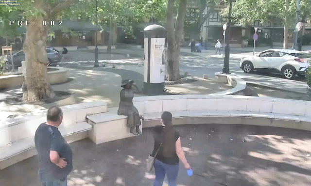 Ezt &iacute;gy hogy? Nagyon ben&eacute;zt&eacute;k a Noszlopy utc&aacute;t, az oszlop fogta meg az aut&oacute;st - VIDE&Oacute;