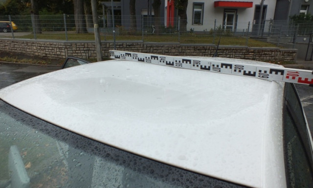 Arra sem eml&eacute;kezett a r&eacute;szeg sr&aacute;c, hogy egy aut&oacute; tetej&eacute;n ugr&aacute;lt Balatonlell&eacute;n - Milli&oacute;s k&aacute;rt&eacute;r&iacute;t&eacute;st kell fizetnie