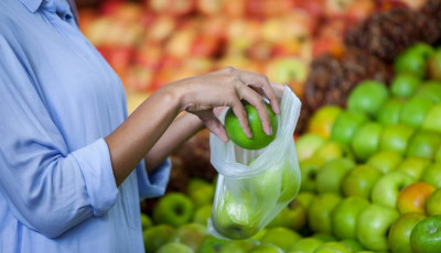 Az Auchan az első &uuml;zlet, amelyik teljesen megsz&uuml;nteti &uuml;zleteiben a műanyagzacsk&oacute;t