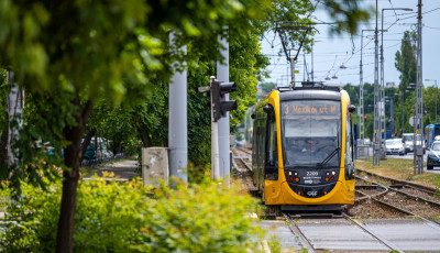 Egy percre meg&aacute;ll az &eacute;let szerd&aacute;n Budapesten - A koronav&iacute;rus &aacute;ldozataira eml&eacute;keznek