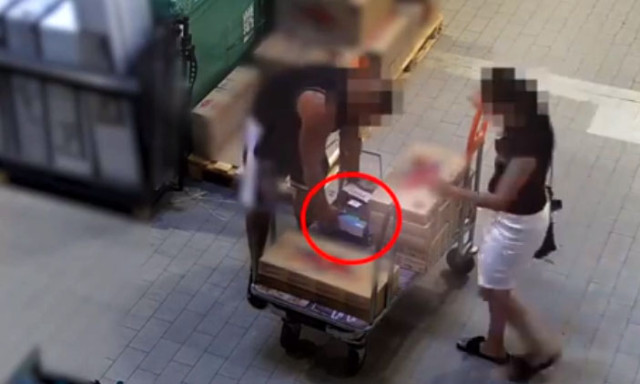 Kaposv&aacute;ri v&aacute;s&aacute;rl&aacute;si szok&aacute;sok - J&aacute;r&oacute;lapok k&ouml;z&eacute; rejtett l&aacute;mp&aacute;kkal pr&oacute;b&aacute;ltak kislisszolni a bark&aacute;cs&aacute;ruh&aacute;zb&oacute;l - VIDE&Oacute;