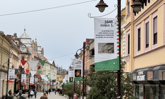 Kiker&uuml;ltek a szabads&aacute;gharc molin&oacute;i &eacute;s z&aacute;szl&oacute;i a Fő utc&aacute;ra