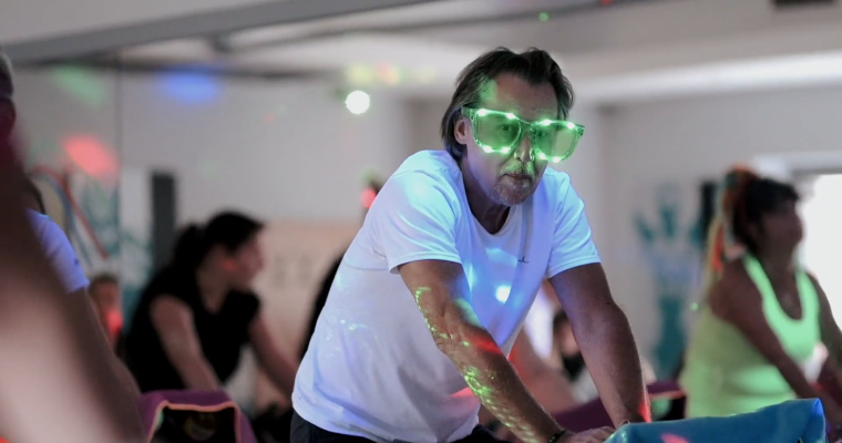 Max l&eacute;tsz&aacute;mmal p&ouml;rg&ouml;tt a disco spinning az XL Fittleszben - VIDE&Oacute;