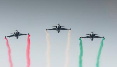 H&eacute;t Gripen h&uacute;z &aacute;t Budapest felett okt&oacute;ber 23-&aacute;n - Nemzeti sz&iacute;nű f&uuml;stcs&iacute;kokat rajzolnak az &eacute;gre