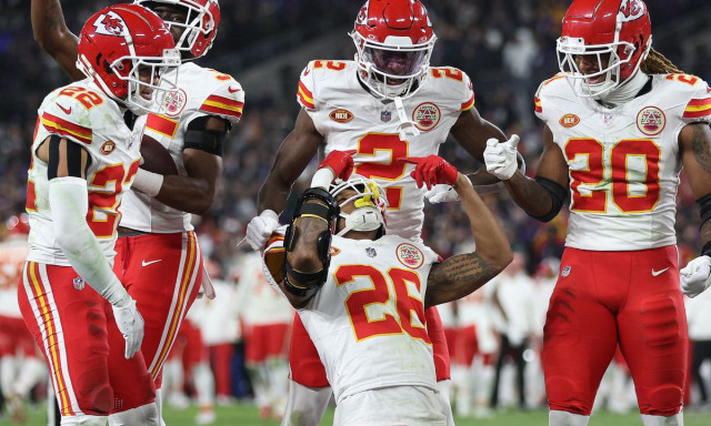 Vas&aacute;rnap est&eacute;re bek&eacute;sz&iacute;teni a csirkesz&aacute;rnyakat, j&ouml;n a Super Bowl