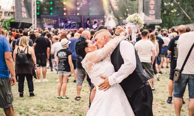 Ez tényleg nem jelmez! - A fonyódi rockfesztiválon tartotta lagziját az ifjú pár