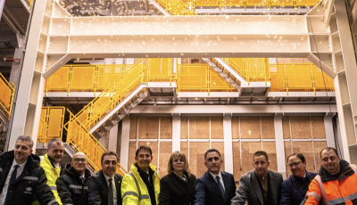 Begy&uacute;jtottak egy kemenc&eacute;t az &uuml;veggy&aacute;rban