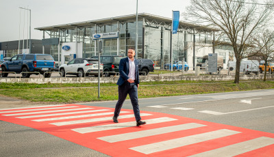 &Uacute;j, feltűnő felfest&eacute;st kapott a V&aacute;s&aacute;rt&eacute;ri &uacute;ti zebra