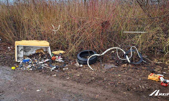 D&ouml;bbenet: 2000 aut&oacute; s&uacute;ly&aacute;nak megfelelő hullad&eacute;k gyűlt &ouml;ssze a gyorsforgalmi utakn&aacute;l