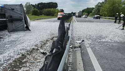 Kavicsot sz&aacute;ll&iacute;t&oacute; kamion borult fel az M7-esen