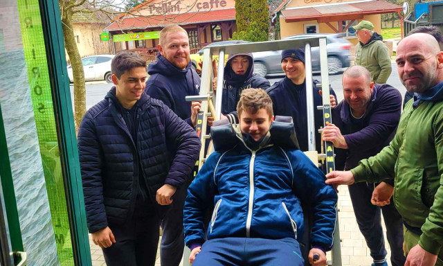 Példaértékű közösségi munkával, új helyen nyit újra a nagybajomi konditerem