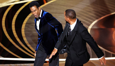 Tov&aacute;bb dagad a botr&aacute;ny, Will Smith &eacute;lő ad&aacute;sban kevert le egy pofont az Oscar-g&aacute;l&aacute;n - VIDE&Oacute;