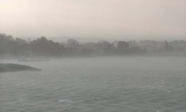 Szerd&aacute;n 100 kilom&eacute;ter/&oacute;ra feletti sz&eacute;ll&ouml;k&eacute;sek voltak a Balatonn&aacute;l