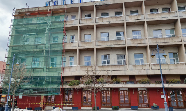 L&aacute;tv&aacute;nyos szakasz&aacute;hoz &eacute;rkezett a Kapos Hotel fel&uacute;j&iacute;t&aacute;sa