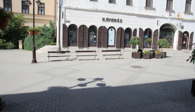 Bomba &ouml;tlet! - A tűző napra siker&uuml;lt visszahelyezni a S&eacute;t&aacute;l&oacute; utcai padokat