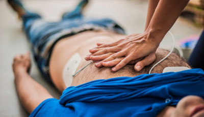 Az &eacute;tkezőasztal mellől rohant az &uacute;jra&eacute;leszt&eacute;shez a szabadnapos mentős