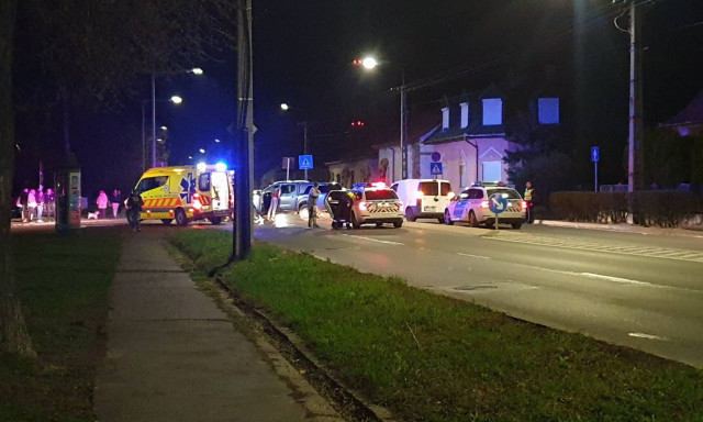 Motoros cs&uacute;szott a terepj&aacute;r&oacute; al&aacute; a 67-es &uacute;ton!