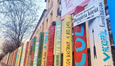 Betonker&iacute;t&eacute;sből &oacute;ri&aacute;s k&ouml;nyvespolcc&aacute; var&aacute;zsolt&aacute;k egy gyermekk&oacute;rh&aacute;z utcafronti ker&iacute;t&eacute;s&eacute;t