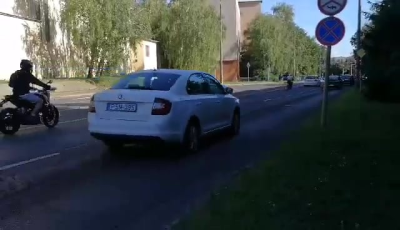 V&eacute;letlen&uuml;l kiborult aszfaltot hordanak sz&eacute;t az aut&oacute;k a F&uuml;redi &uacute;ton