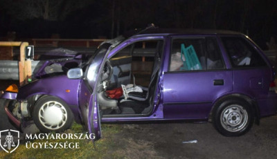 Szalagkorl&aacute;t beton talapzat&aacute;nak csap&oacute;dott, meghalt a biztons&aacute;gi &ouml;v n&eacute;lk&uuml;li utas