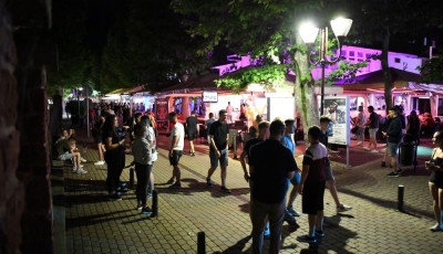 Egy r&eacute;szeg f&eacute;rfi az utc&aacute;n b&aacute;ntalmazta p&aacute;rj&aacute;t Si&oacute;fokon, fiatalok v&eacute;dt&eacute;k meg a nőt