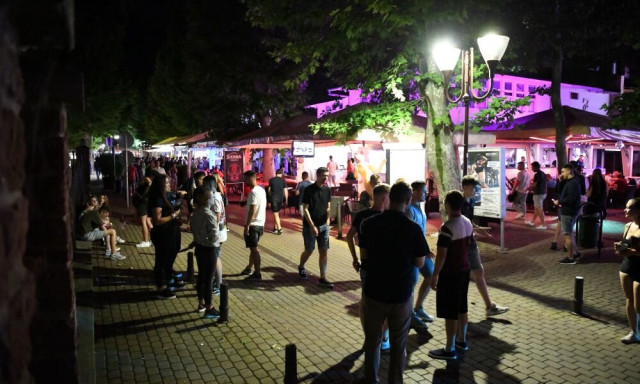 Egy r&eacute;szeg f&eacute;rfi az utc&aacute;n b&aacute;ntalmazta p&aacute;rj&aacute;t Si&oacute;fokon, fiatalok v&eacute;dt&eacute;k meg a nőt