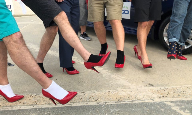 Tűsark&uacute; pr&oacute;ba v&eacute;gződ&ouml;tt k&oacute;rh&aacute;zban - T&ouml;bbsz&ouml;r&ouml;s csontt&ouml;r&eacute;st szenvedett egy f&eacute;rfi a cipőboltban