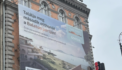 A Balaton nem &uuml;zlet: Fony&oacute;don vir&aacute;ggal &eacute;s szalaggal tiltakoznak a luxuslak&oacute;park ellen