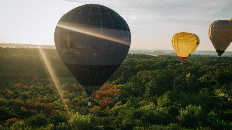 &Iacute;gy emelkedtek a magasba a hől&eacute;gballonok az első hajnalon - GAL&Eacute;RIA