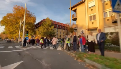 Az Ady Endre utc&aacute;t&oacute;l a F&uuml;redi csom&oacute;pontig &eacute;rt az &eacute;lől&aacute;nc Kaposv&aacute;ron a tan&aacute;rok&eacute;rt - VIDE&Oacute;
