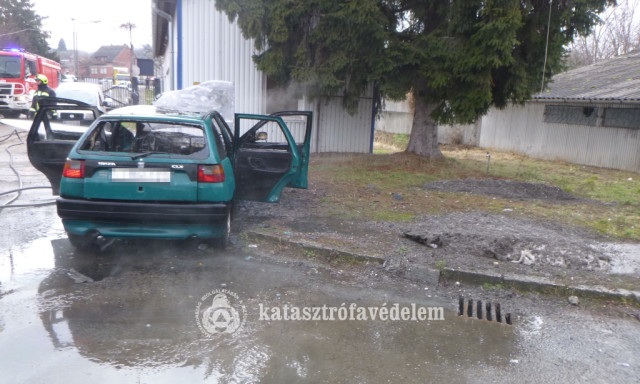 Ki&eacute;gett egy aut&oacute; Kaposv&aacute;ron