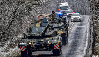 Brit harckocsik menetoszlopa vonul &aacute;t az M7-es aut&oacute;p&aacute;ly&aacute;n h&eacute;tfő &eacute;jszaka