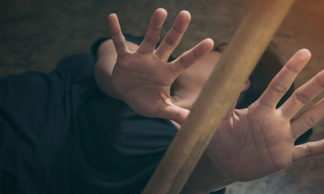 Vascsővel h&uacute;zott r&aacute;, ripity&aacute;ra t&ouml;rte haragosa kez&eacute;t Kaposv&aacute;ron