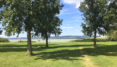 Meg&uacute;jul a n&eacute;pszerű balatoni szabadstrand