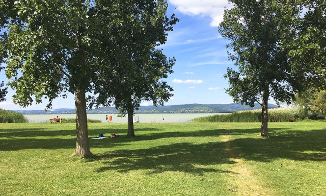 Meg&uacute;jul a n&eacute;pszerű balatoni szabadstrand
