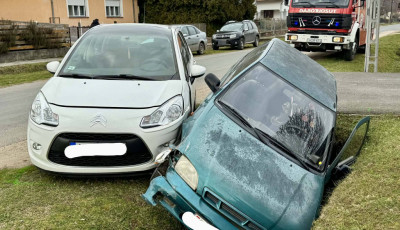 K&eacute;t aut&oacute; &uuml;tk&ouml;z&ouml;tt a Balatonn&aacute;l