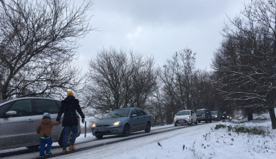 El ne induljatok a Zselici Csillagpark fel&eacute; - T&ouml;bb sz&aacute;z aut&oacute;s rekedt a k&ouml;rny&eacute;ken