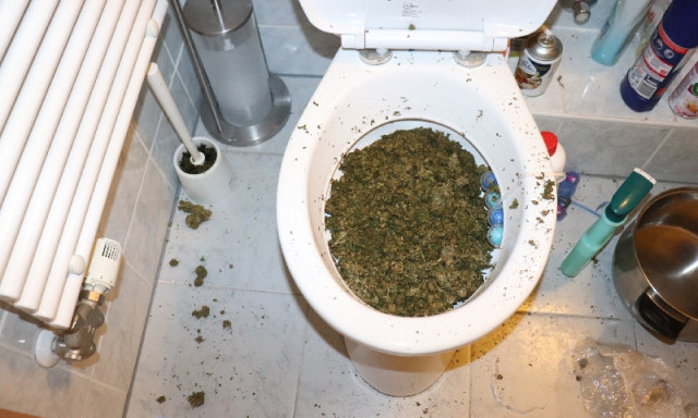 Igaz&aacute;n kreat&iacute;v d&iacute;lereket fogtak &ndash; A f&uuml;vet a wc-be t&ouml;mt&eacute;k, a kokain szerint&uuml;k csak s&uuml;tőpor &ndash; VIDE&Oacute;