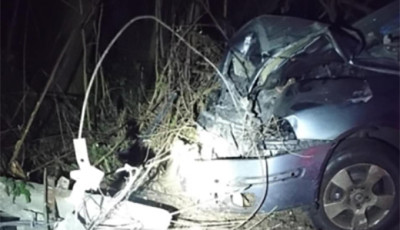 Villanyoszlopnak &uuml;tk&ouml;z&ouml;tt egy aut&oacute; Nagyat&aacute;don