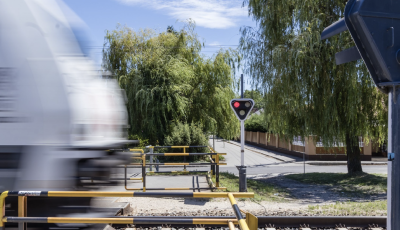 Ker&eacute;kp&aacute;rost g&aacute;zolt az InterCity Balatonfenyvesen