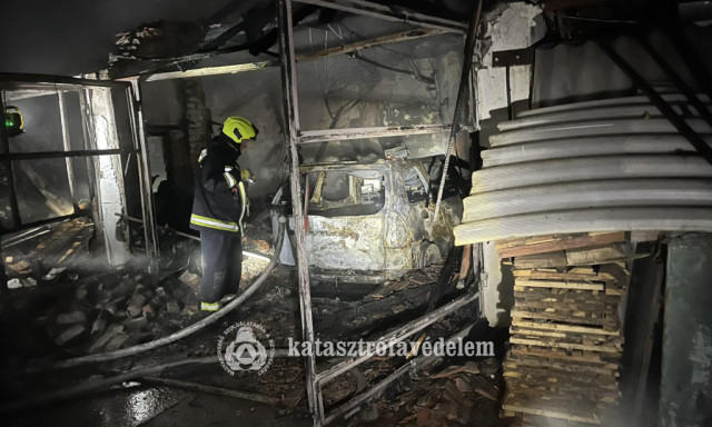 Tizen&ouml;t nyulat mentettek ki a somogyi tűzolt&oacute;k egy mell&eacute;k&eacute;p&uuml;letből