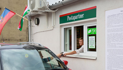 Megnyitott az első magyar &quot;drive-through&quot; posta