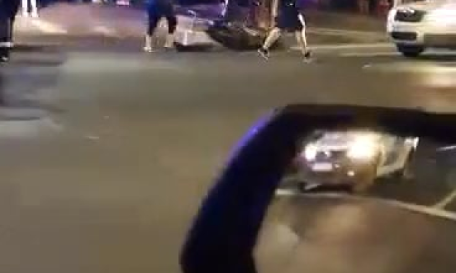 Motoros &uuml;tk&ouml;z&ouml;tt aut&oacute;ssal a Kontr&aacute;ssy sark&aacute;n - VIDE&Oacute;