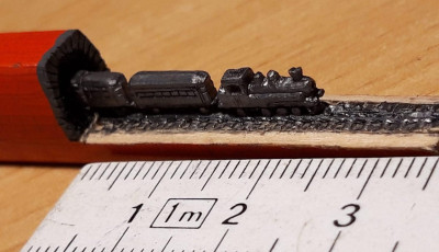 Ceruzahegyekből farag miniatűr csod&aacute;kat a magyarat&aacute;di honv&eacute;d