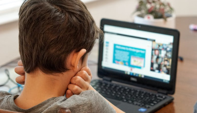 Eladta az apuka az iskol&aacute;t&oacute;l online oktat&aacute;sra a fi&aacute;nak k&eacute;rt laptopot